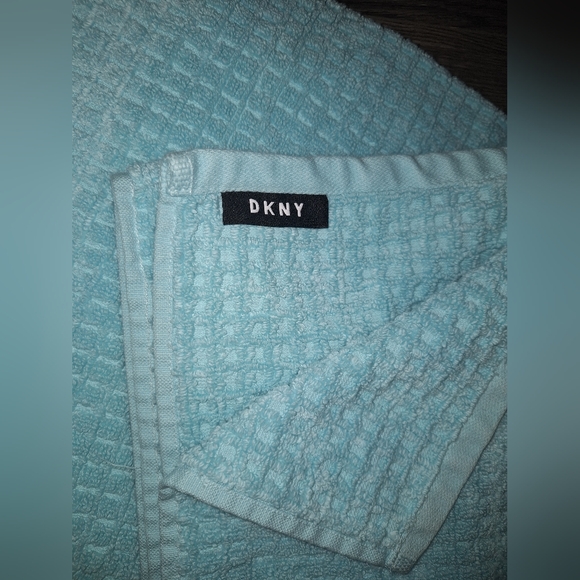 DKNY Towel Set - Picture 4 of 5